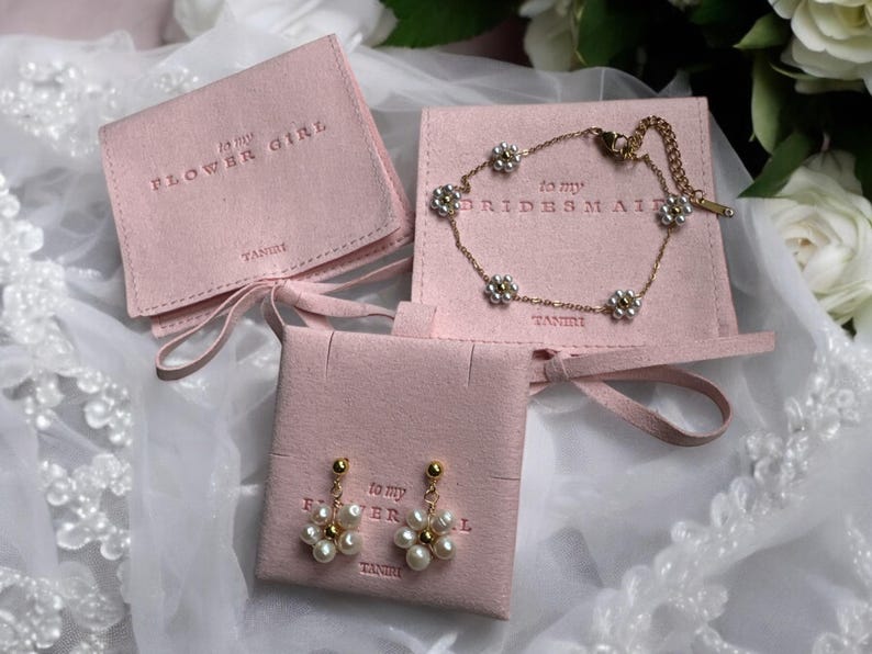 Personalized Velvet Pouch for Flower Girl with Pearl Necklace and Bracelet