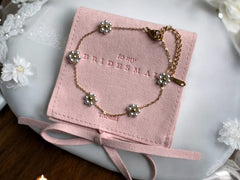 Personalized Velvet Pouch for Flower Girl with Pearl Necklace and Bracelet